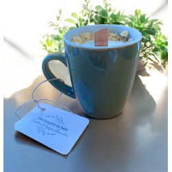 Bougie mug avec fleurs séchées