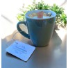 Bougie mug avec fleurs séchées